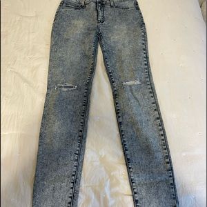Light washed ripped Forever 21 skinny jeans